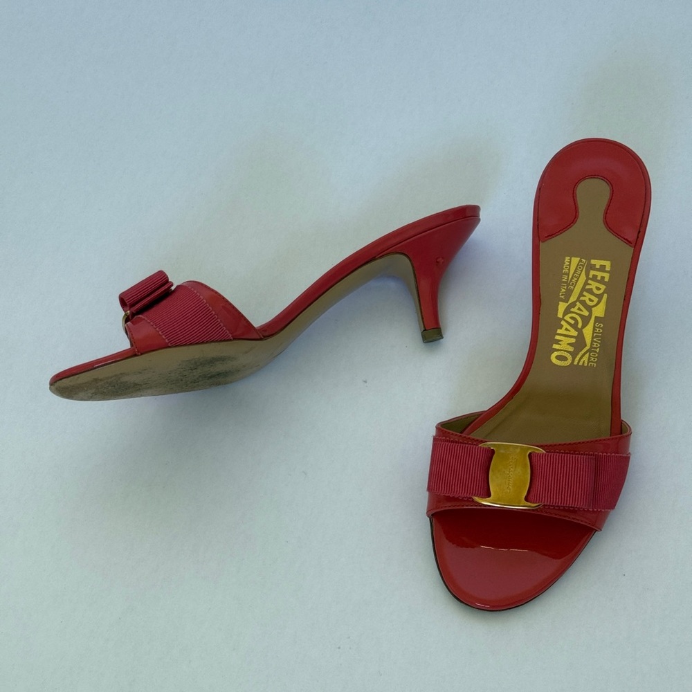 Archival Ferragamo Vara Bows Patent Slide Mules 🌸